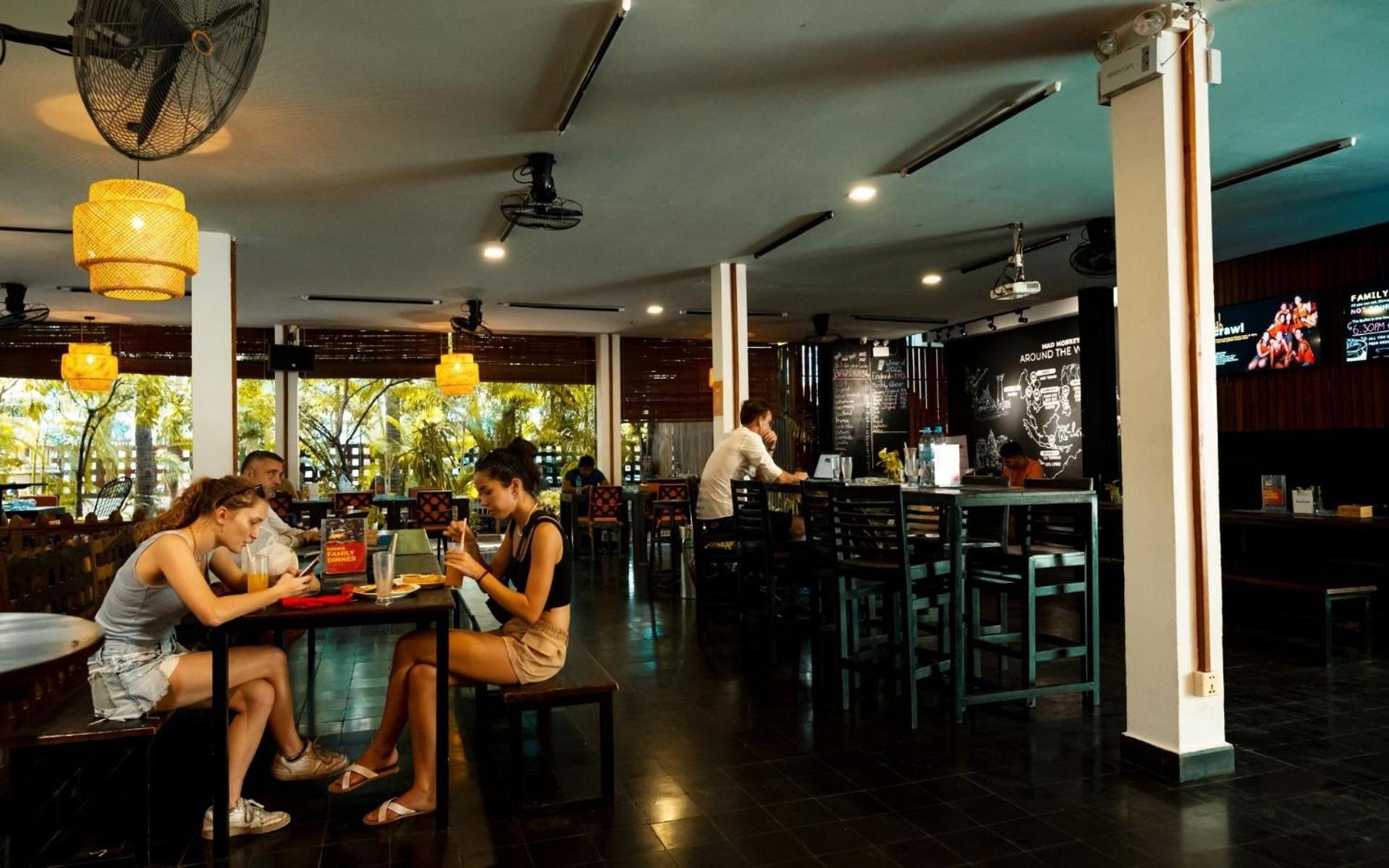Mad Monkey Hostel Phnom Penh Dış mekan fotoğraf
