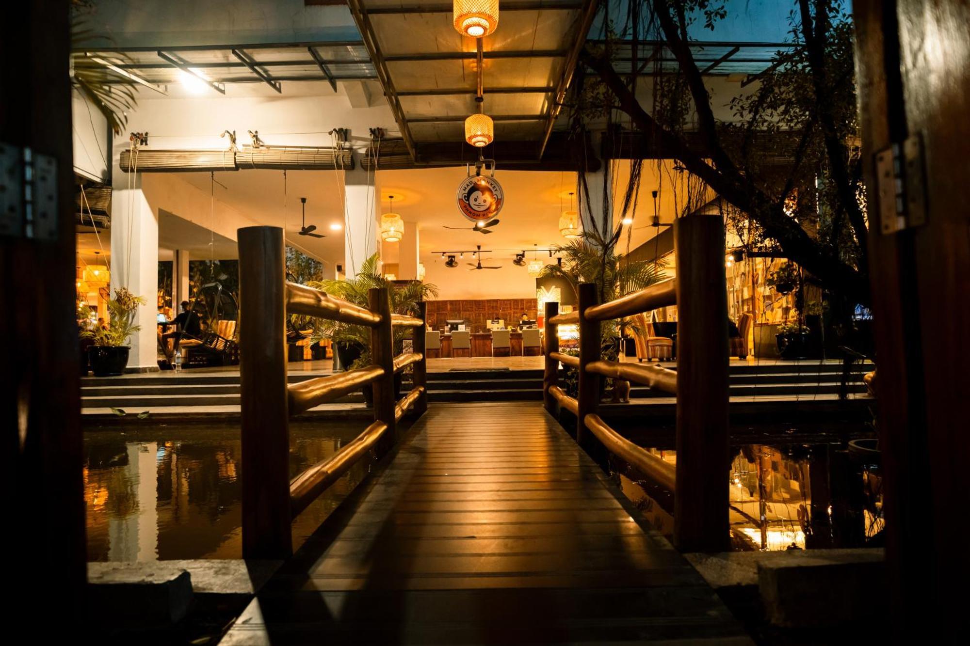 Mad Monkey Hostel Phnom Penh Dış mekan fotoğraf