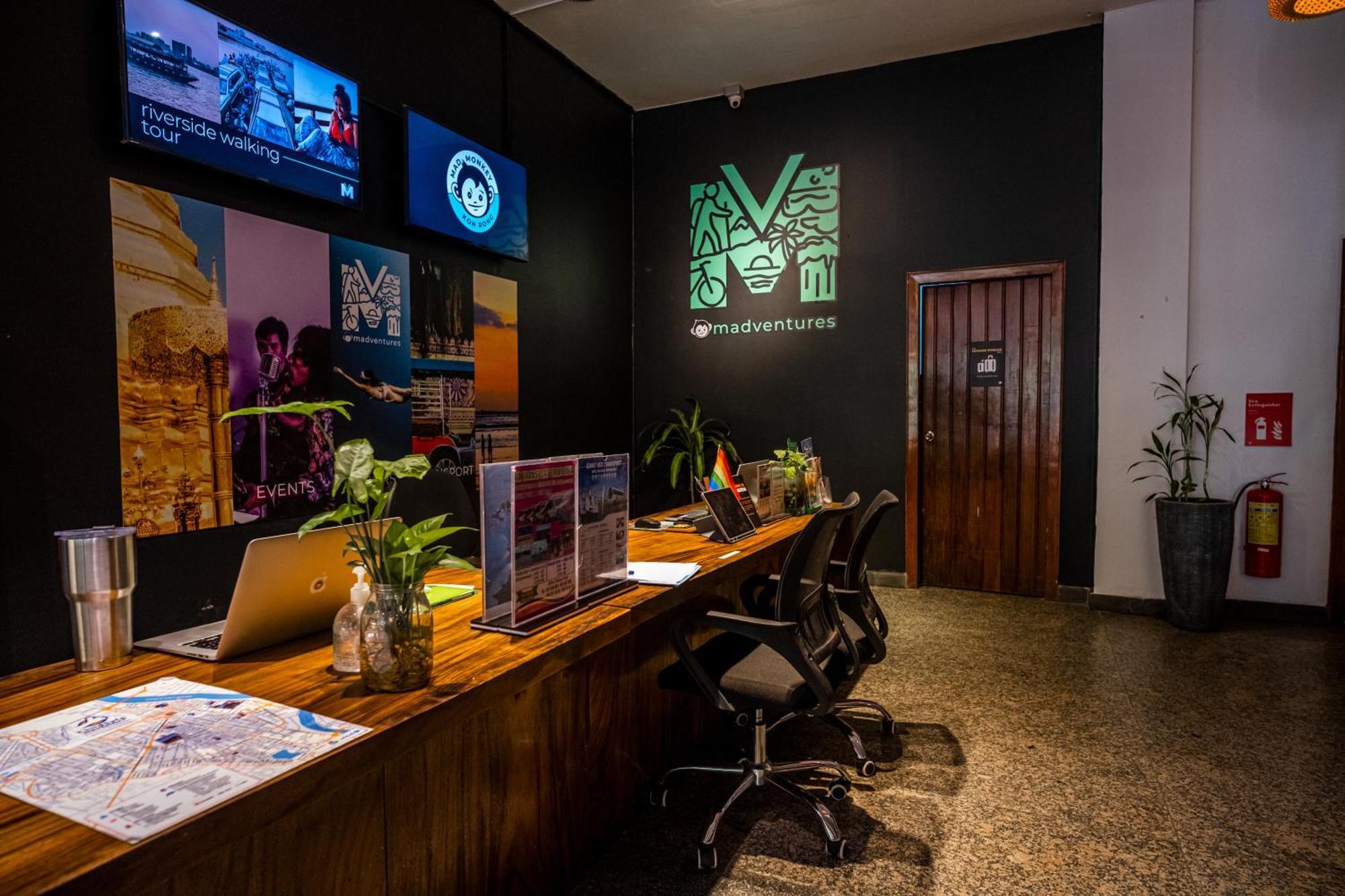Mad Monkey Hostel Phnom Penh Dış mekan fotoğraf